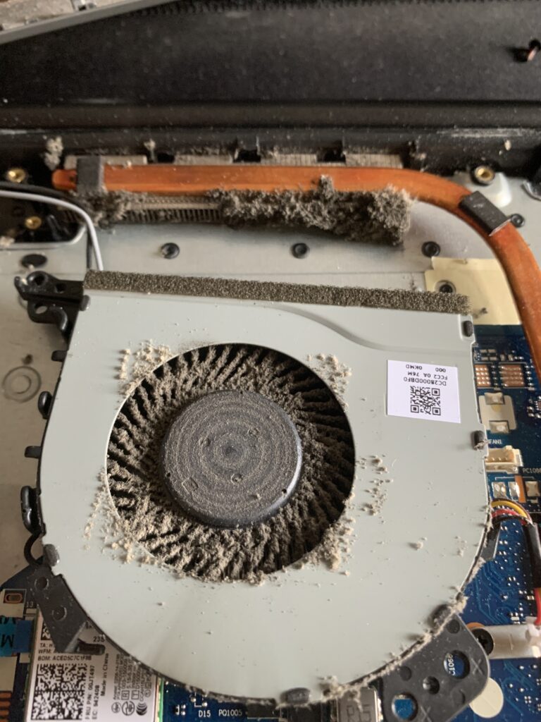 Vue rapprochée de l'intérieur d'un PC avec le ventilateur du processeur