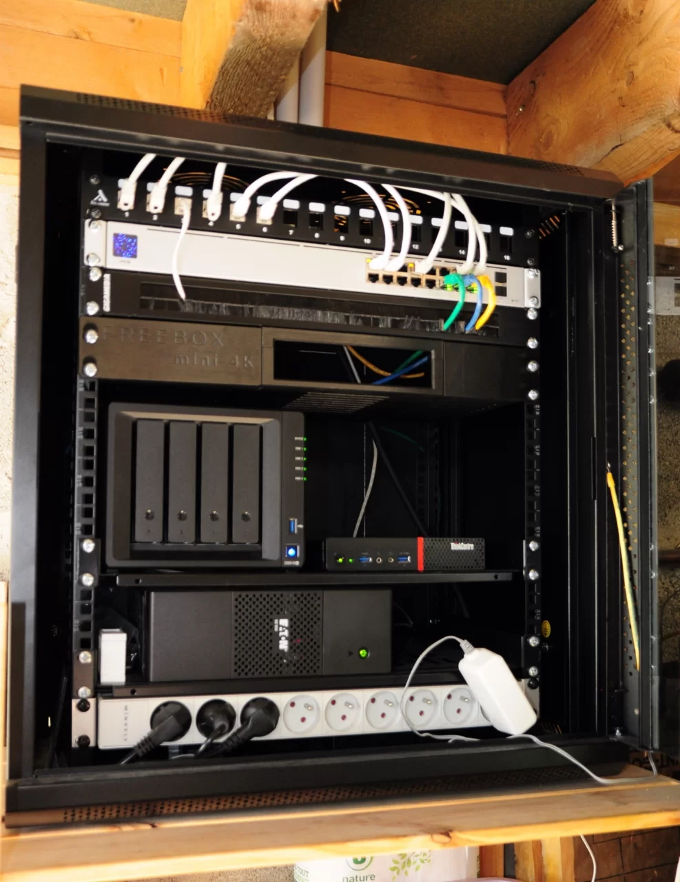 Vue rapprochée des ports arrière d'un PC, dont un port Ethernet